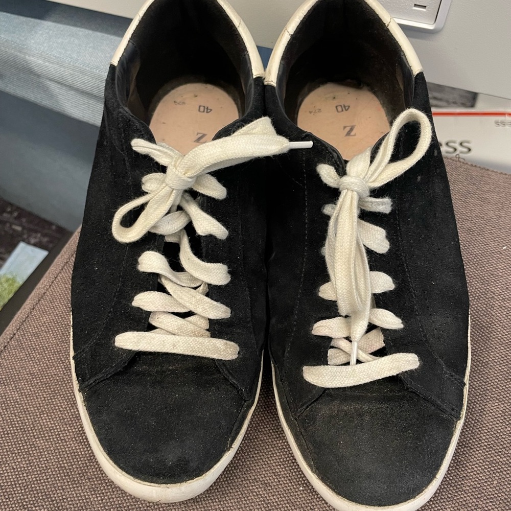 Suede black golden goose size 40 in fair condition missing sole inserts